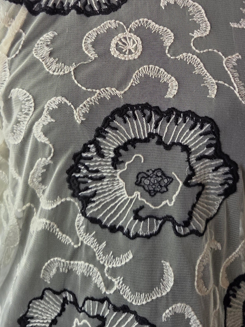 Laundry By Shelli Segal Cream Lace Top with Black Floral Embroidery Puff Sleeves - Picture 5 of 9